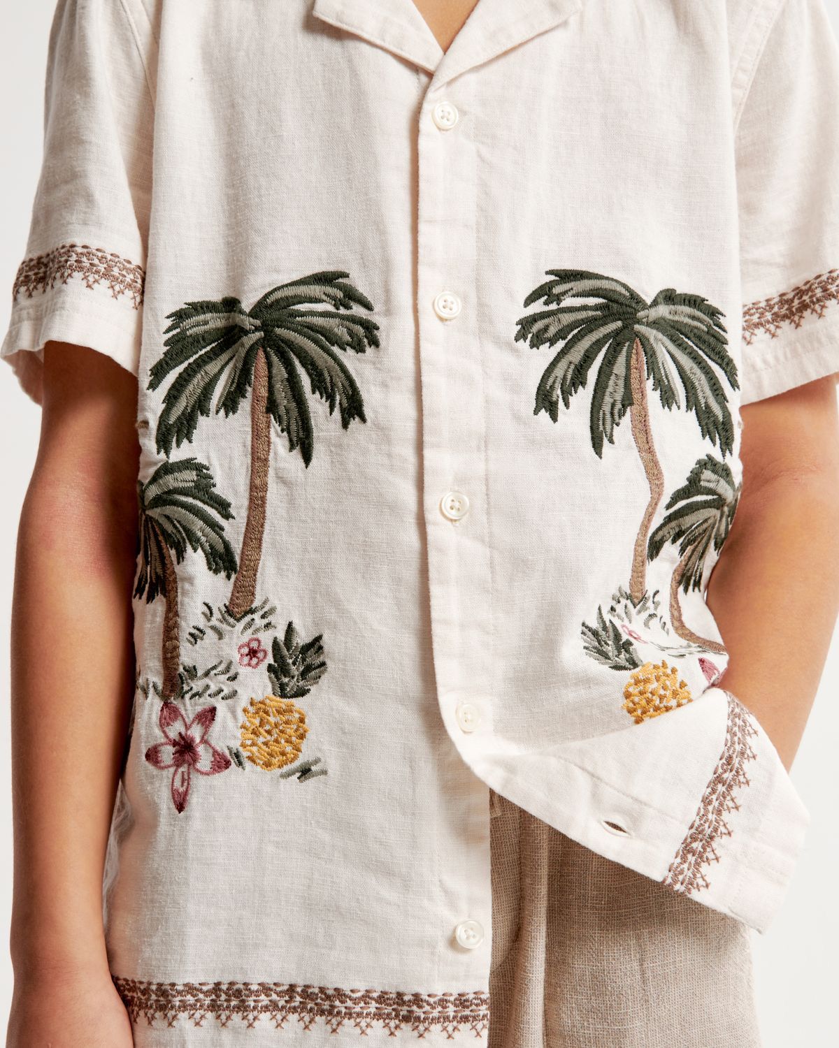 Abercrombie & Fitch Resort Shirt – Embroidered Palm Tree & Pineapple Print in White